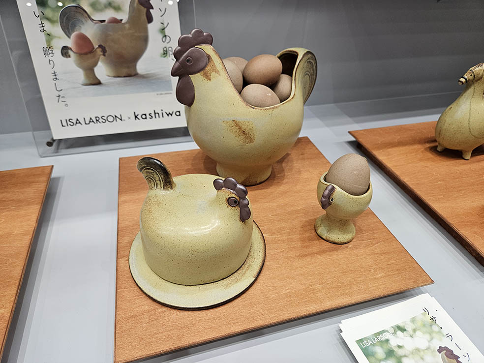 LifTe北欧の暮らし 東京ビッグサイトで6月10日から12日の期間開催されたインテリアライフスタイル展で出店していたスウェーデンの陶芸家リサ・ラーソンとかしわ窯がコラボしたにわとり