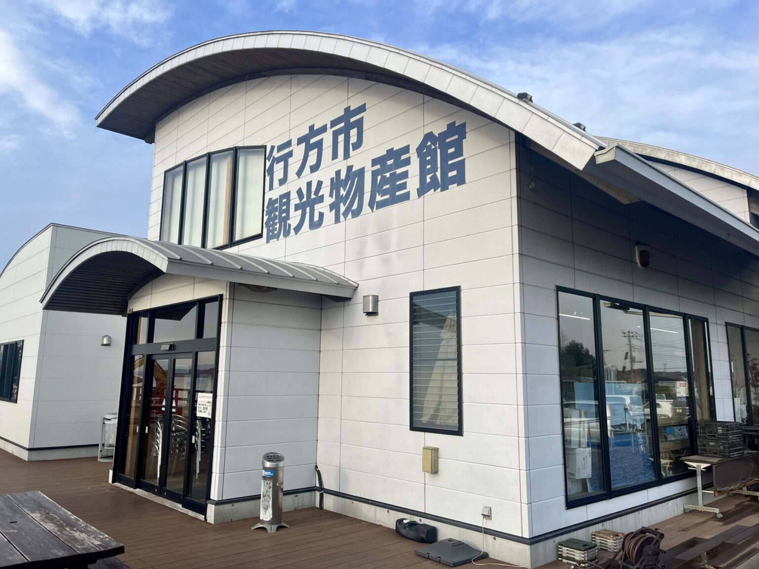 【茨城県】霞ヶ浦の絶景が広がる！「道の駅 たまつくり」で衝撃のご当地バーガーと動物園を満喫 | MOBY [モビー]