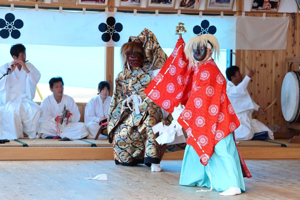佐伯市で葛原神楽の定期公演 3団体が勇壮な舞、会場沸く – 大分のニュースなら 大分合同新聞プレミアムオンライン Gate 佐伯市で葛原神楽の定期公演 3団体が勇壮な舞、会場沸く - 大分のニュースなら 大分合同新聞プレミアムオンライン Gate