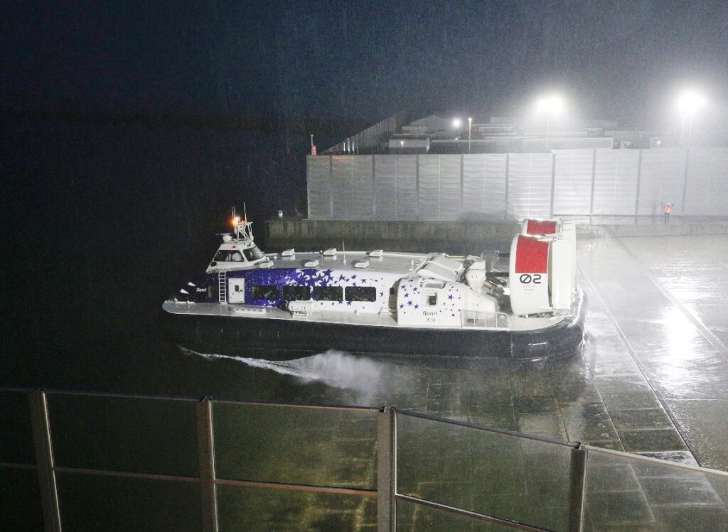【動画】ホーバー別府湾周遊便の夜間運行スタート 時速約40キロ「ゆっくり夜景を楽しんで」 – 大分のニュースなら 大分合同新聞プレミアムオンライン Gate 【動画】ホーバー別府湾周遊便の夜間運行スタート 時速約40キロ「ゆっくり夜景を楽しんで」 - 大分のニュースなら 大分合同新聞プレミアムオンライン Gate