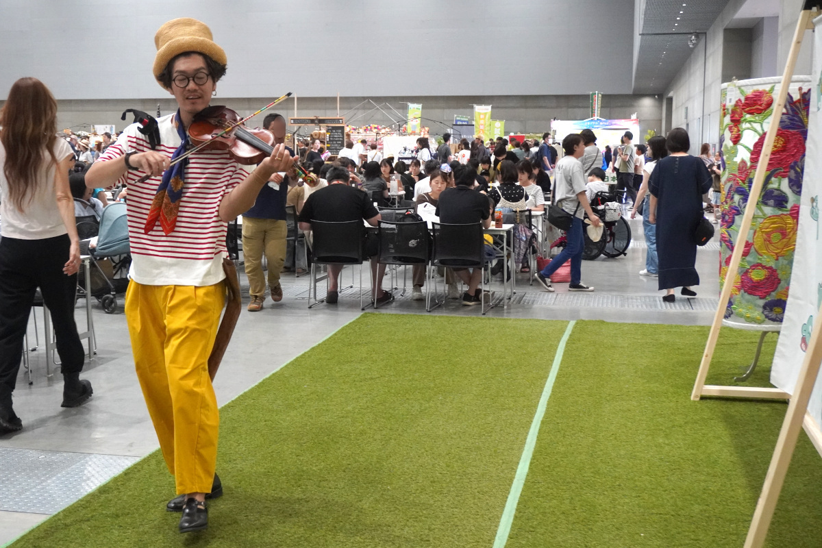 いろいろな場所にパフォーマーが！