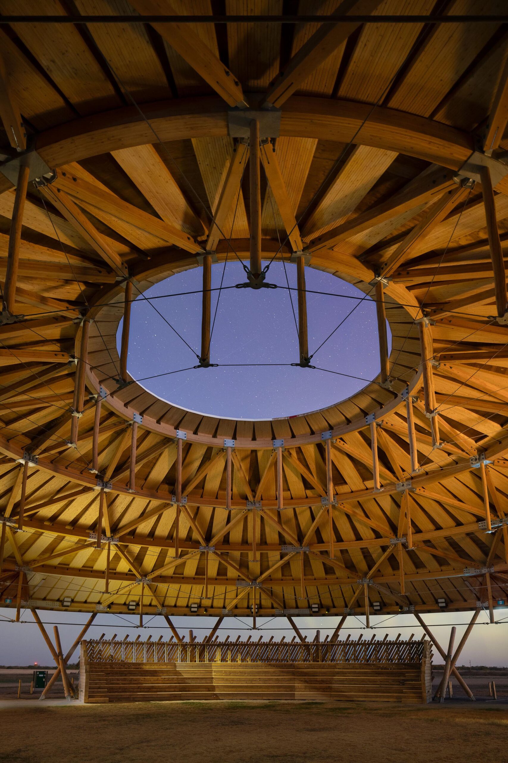 〈マスコペトゥング・パウワウ・アーバー（Muscowpetung Powwow Arbour）〉リチャード・クローカー（Richard Kroeker）オックスボウ・アーキテクチャー（Oxbow Architecture）