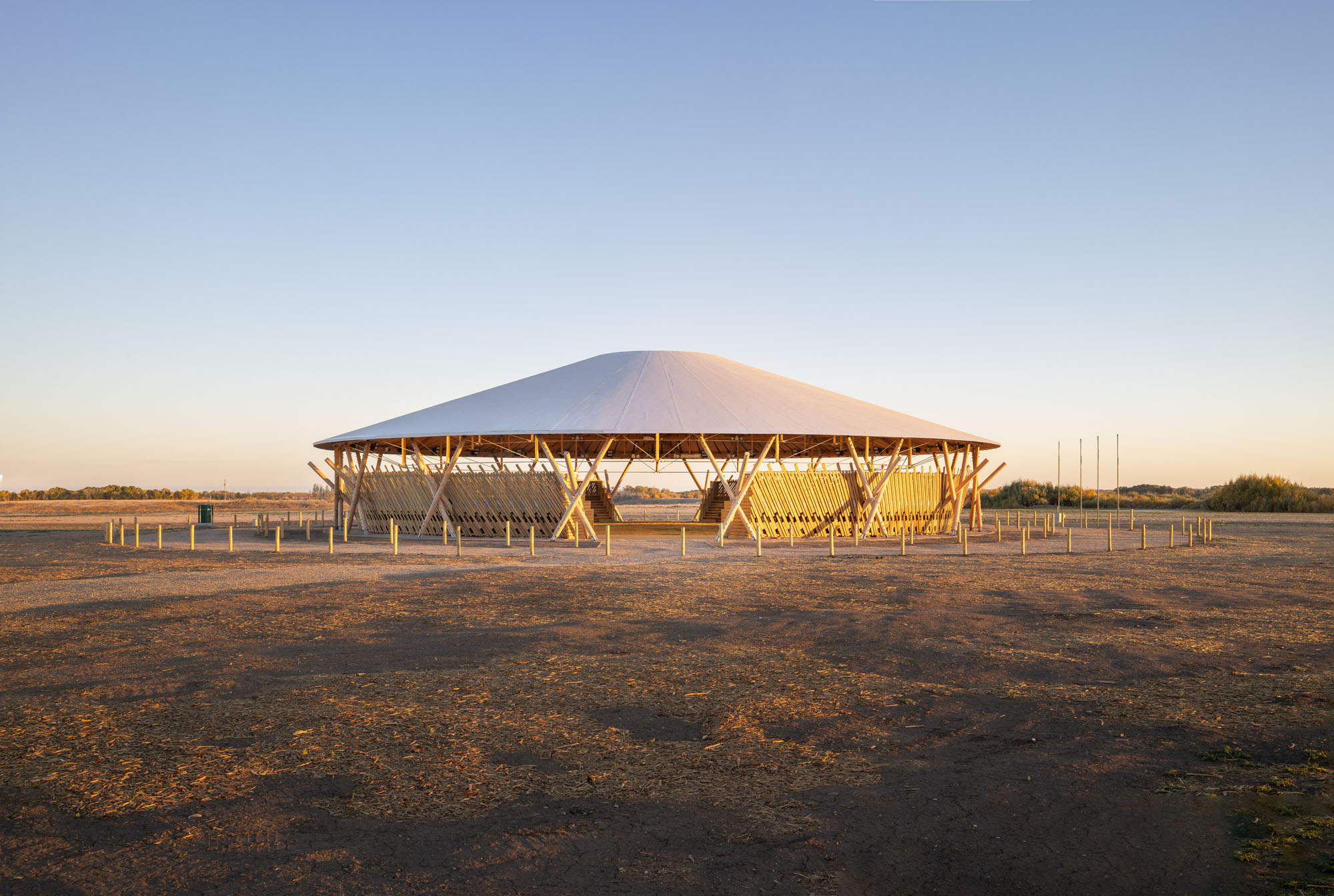 〈マスコペトゥング・パウワウ・アーバー（Muscowpetung Powwow Arbour）〉リチャード・クローカー（Richard Kroeker）オックスボウ・アーキテクチャー（Oxbow Architecture）