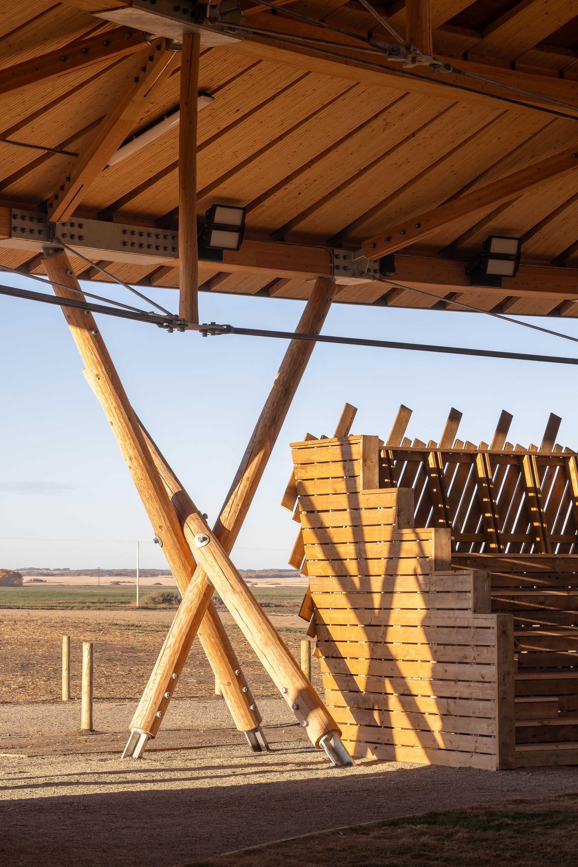 〈マスコペトゥング・パウワウ・アーバー（Muscowpetung Powwow Arbour）〉リチャード・クローカー（Richard Kroeker）オックスボウ・アーキテクチャー（Oxbow Architecture）