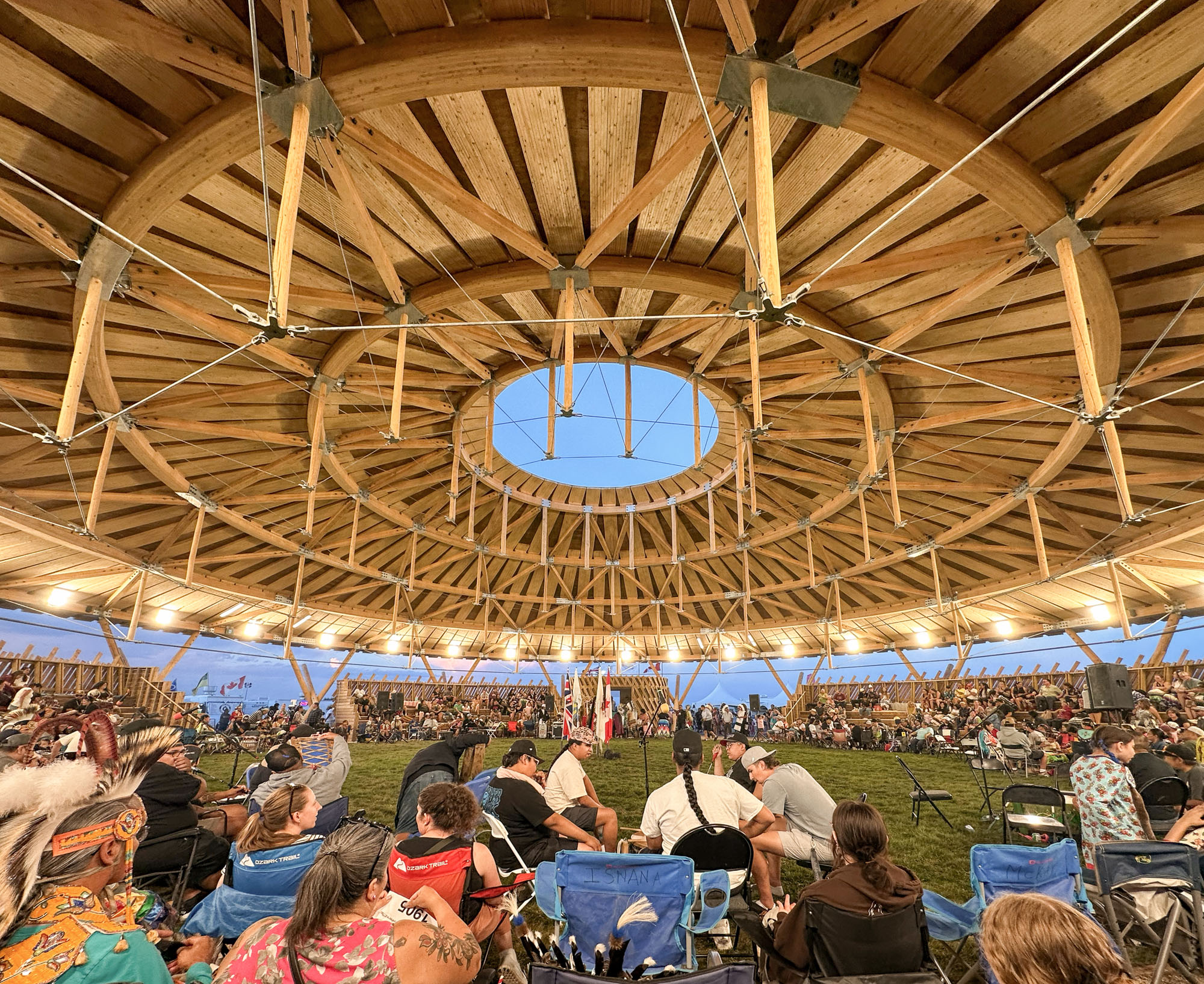 〈マスコペトゥング・パウワウ・アーバー（Muscowpetung Powwow Arbour）〉リチャード・クローカー（Richard Kroeker）オックスボウ・アーキテクチャー（Oxbow Architecture）
