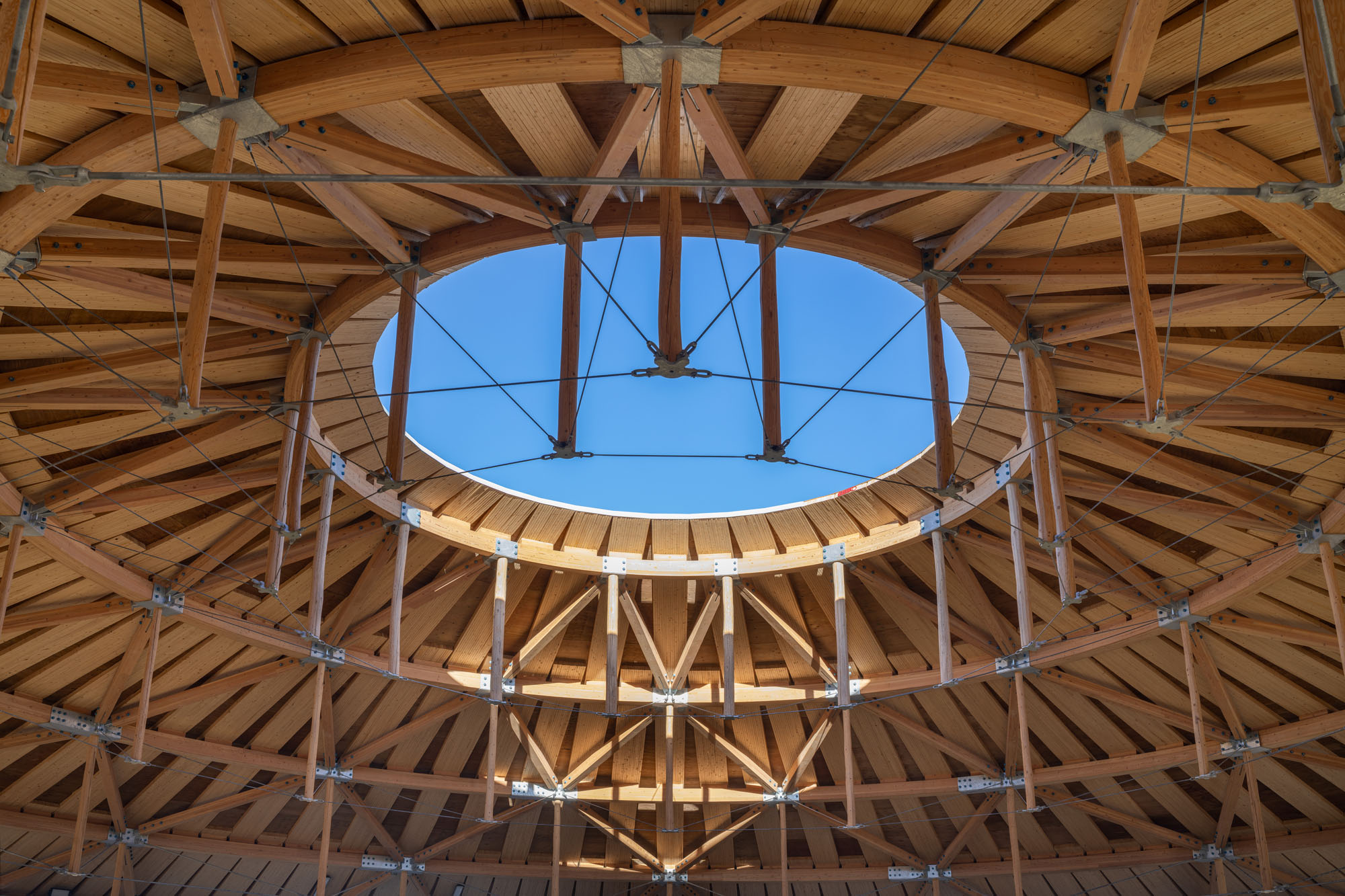 〈マスコペトゥング・パウワウ・アーバー（Muscowpetung Powwow Arbour）〉リチャード・クローカー（Richard Kroeker）オックスボウ・アーキテクチャー（Oxbow Architecture）