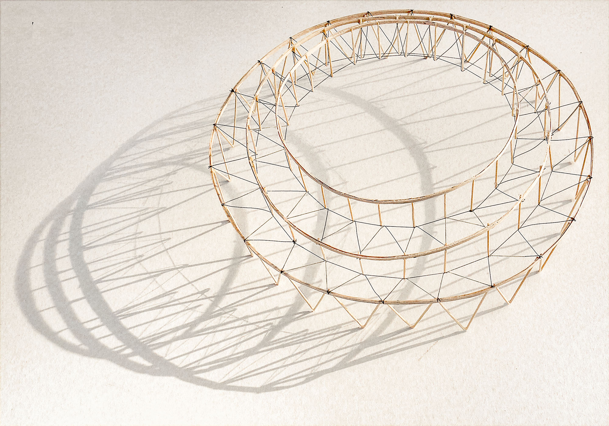 〈マスコペトゥング・パウワウ・アーバー（Muscowpetung Powwow Arbour）〉リチャード・クローカー（Richard Kroeker）オックスボウ・アーキテクチャー（Oxbow Architecture）