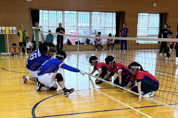 フロアバレーで交流試合　南風原・沖縄盲学校　県内サッカー２チーム招く　８月の全国大会向け作戦試す