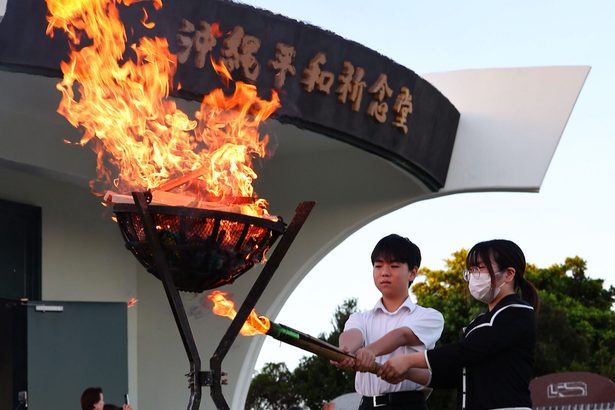 沖縄平和祈念堂で前夜祭　不戦願い献火