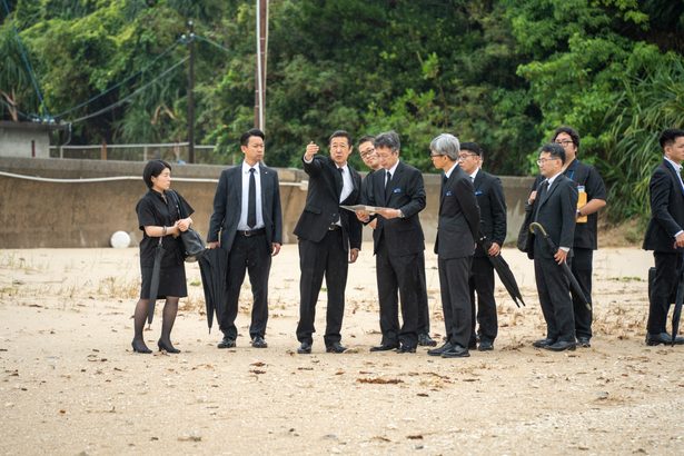 抗議船で平和学習に沖縄相「違和感」　辺野古事故現場で献花