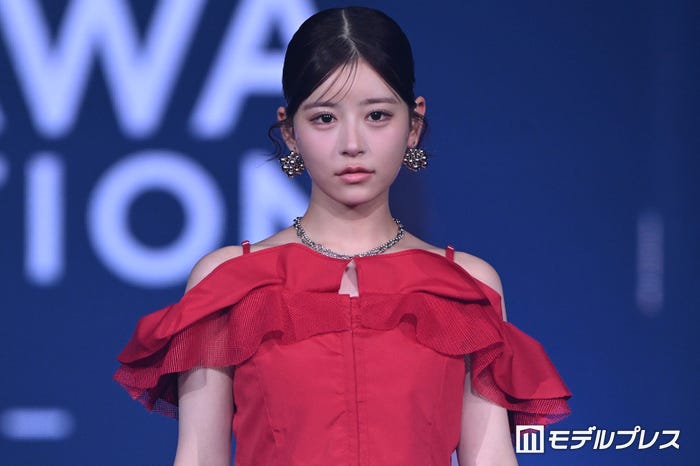 FRUITS ZIPPER月足天音、メンカラオフショルで登場 キュートな着こなし披露【オキコレ2026】 - モデルプレス