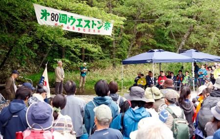 夏山の安全願い上高地で式典 魅力伝えた英国人たたえ