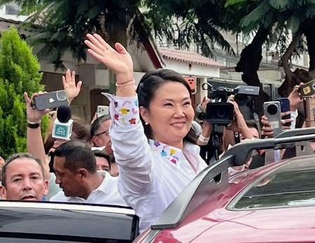 ペルー大統領選決選投票、接戦 フジモリ氏、父継承目指す