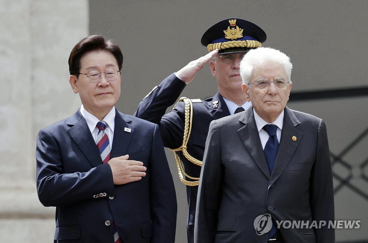 首脳会談前の歓迎式典に出席した李在明(イ・ジェミョン)大統領(左)とイタリアのマッタレッラ大統領=11日、ローマ(聯合ニュース)