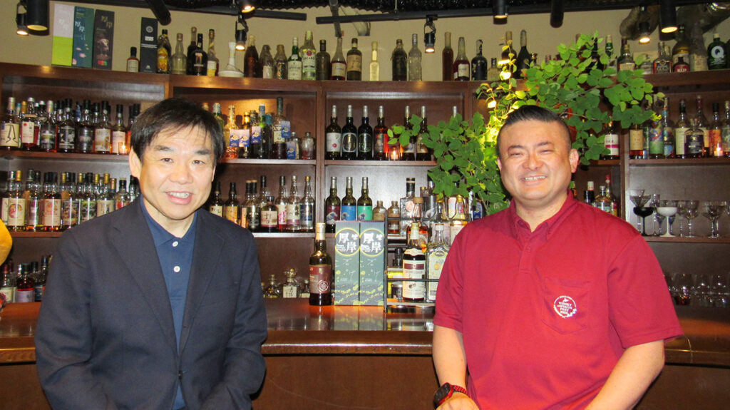 今年6回目を迎える『北海道 WHISKY & SPIRITS FEST 2026』の軌跡と、次の世代への想いを訊く――実行委員長・本間一慶×堅展実業株式会社チーフブレンダー・立崎勝幸対談 | SPICE (左)立崎勝幸氏、(右)本間一慶氏 (株)イベント北海道 藤澤快世