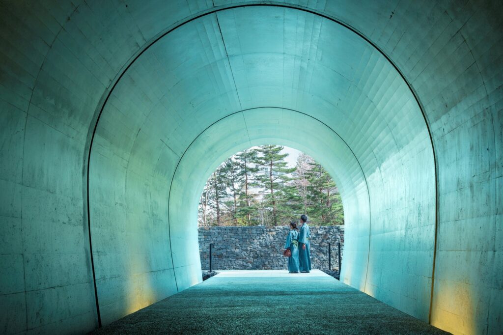 群馬に星野リゾート「界 草津」6月7日開業 “静謐な宿”と“活気ある温泉街”2つの世界観をトンネルで繋ぐ - 女子旅プレス