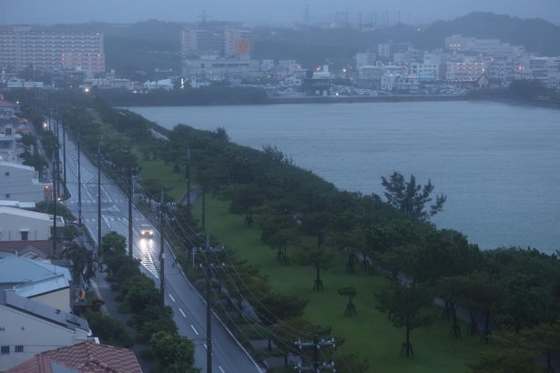 【台風7号】始発から運休続く、沖縄本島に最接近　午前中に線状降水帯の恐れも＜26日午前5時＞【動画】