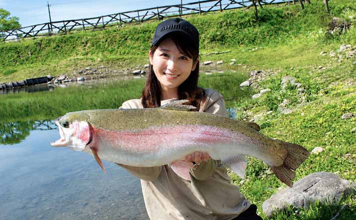 70cm級ニジマス獲った！【408Club・栃木】ずる引きに特化したルアーにヒット - エキサイトニュース