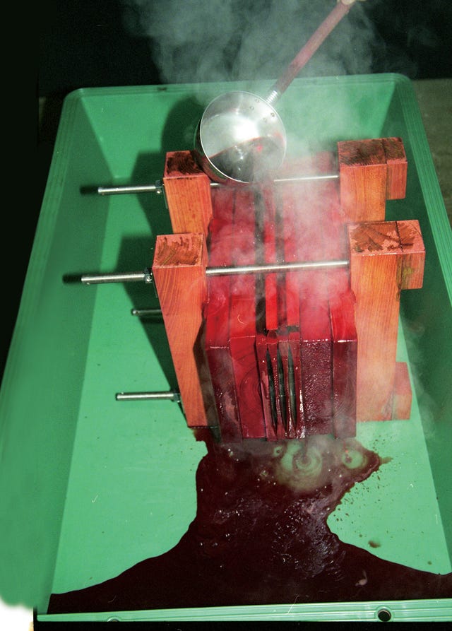 a steamfilled setup with red liquid being poured　高崎の紅板染の染色復元