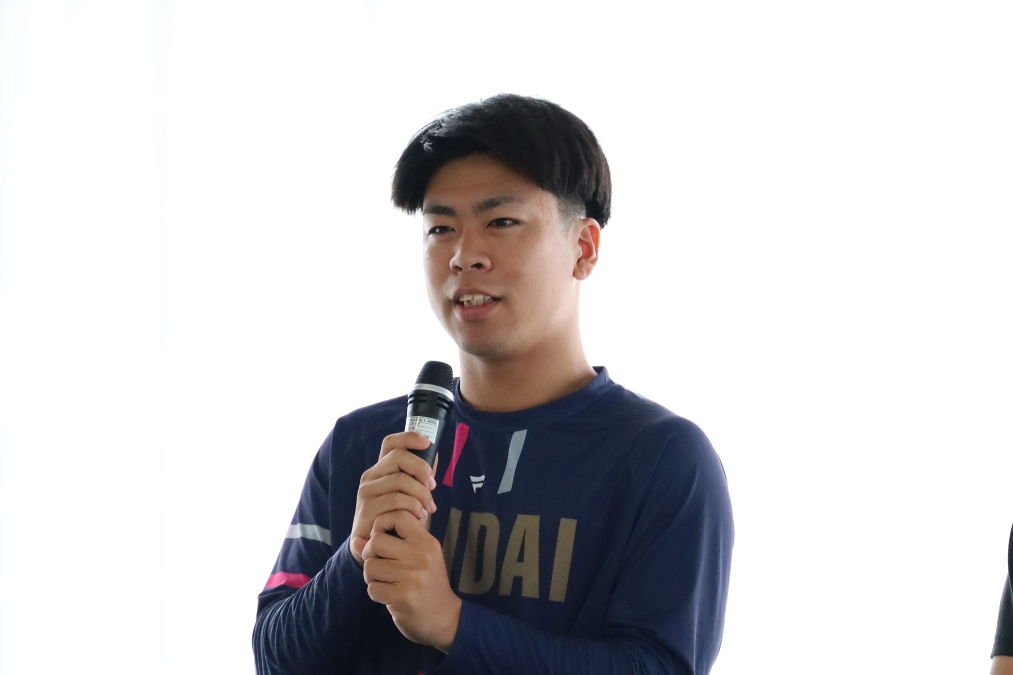 実体験をもとに高校生に語り掛ける氏林琉聖さん(スポーツ科学部2年)