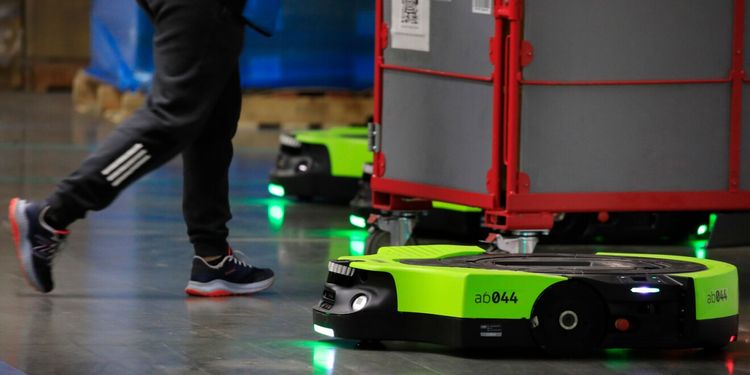 アマゾンが欧州の物流拠点に1.9億円投資へ、自走式ロボット導入 │ LOGI-BIZ online（ロジビズ・オンライン）
