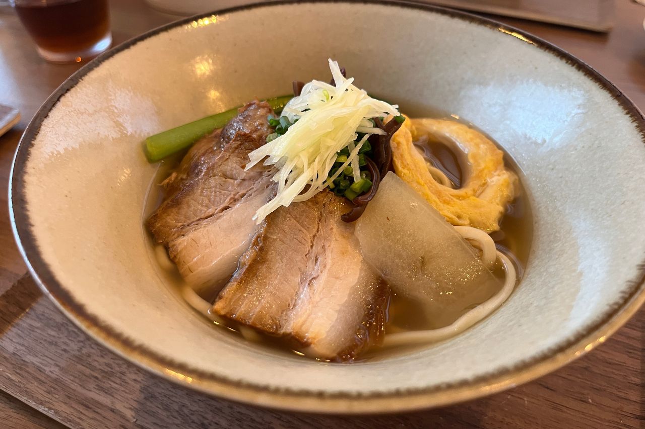 カフェのようにくつろげる癒しの沖縄そば屋!首里で味わう、心もお腹も満たされる「すば処 あじぐくる いしみね」(那覇市)