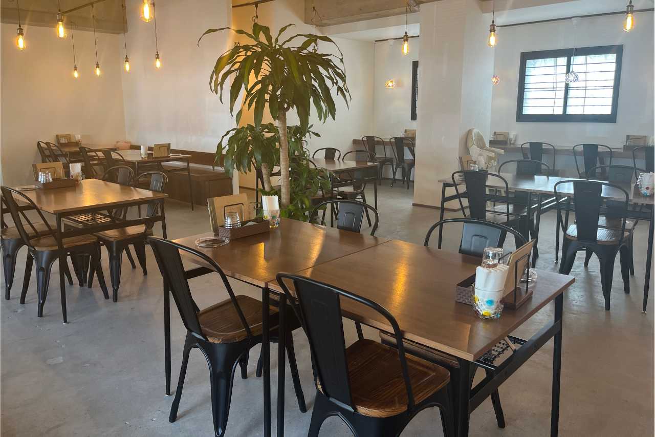カフェのようにくつろげる癒しの沖縄そば屋!首里で味わう、心もお腹も満たされる「すば処 あじぐくる いしみね」(那覇市)