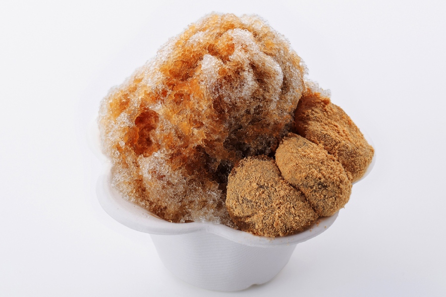 「五十鈴茶屋」オリジナルの夏限定かき氷・わらび餅氷（ほうじ茶付き1000円）