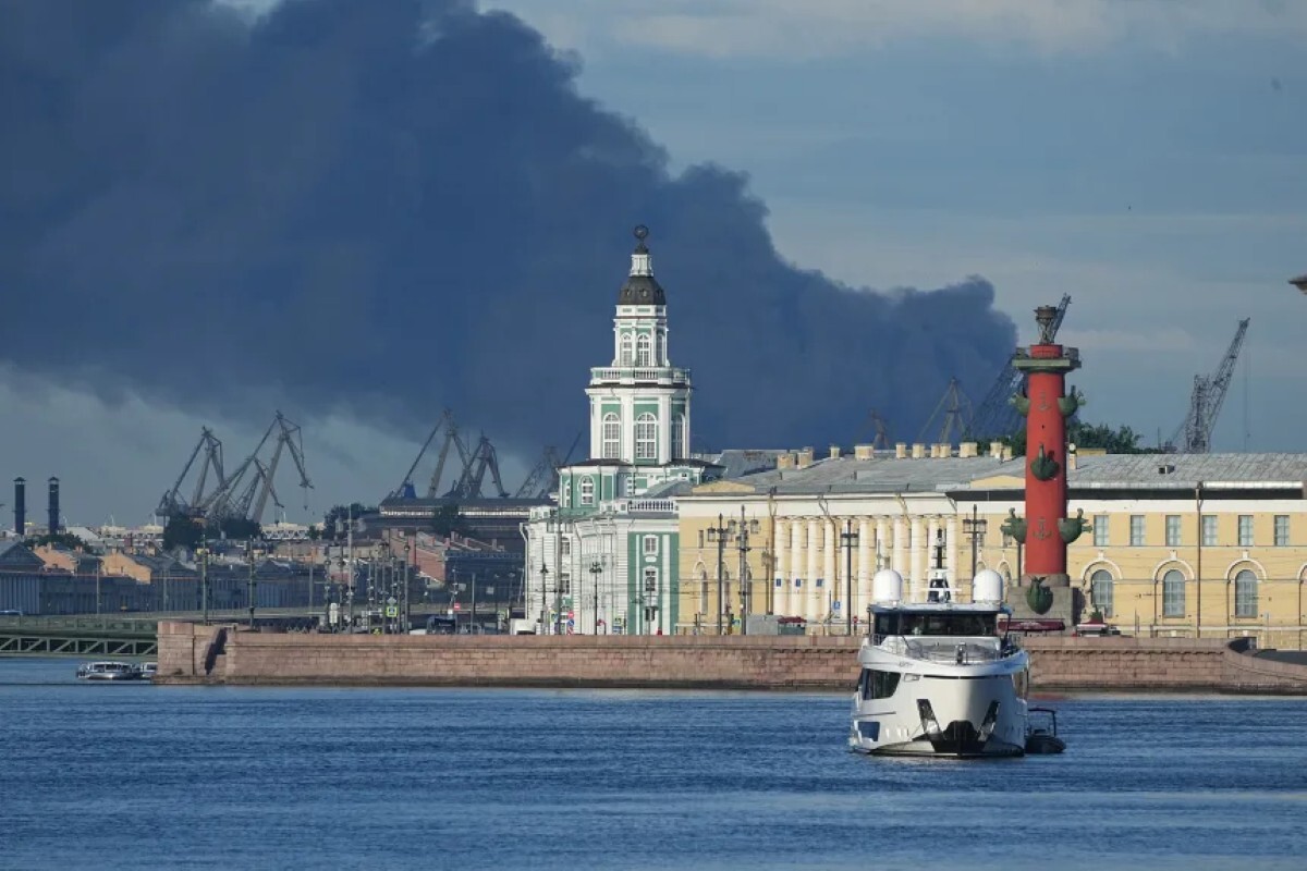 ウクライナによるドローン攻撃後、ロシアのサンクトペテルブルク港上空に黒煙が立ち上る様子=3日/AP