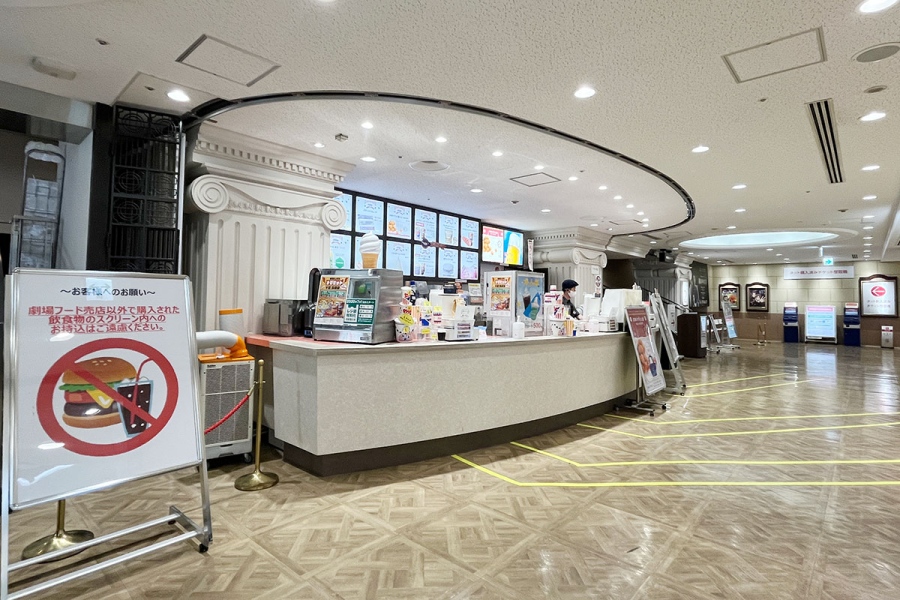 「アポロシネマ」のフード売店。2カウンター設置されているのも珍しい