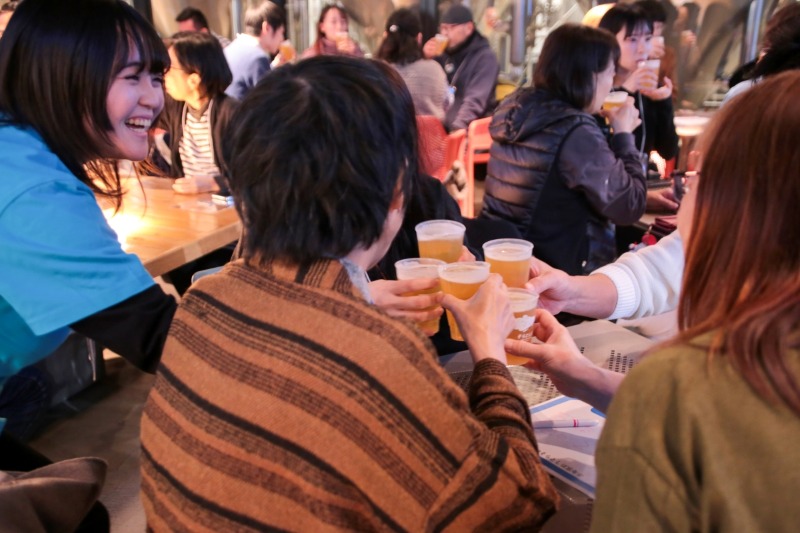 過去に実施したそらとしばのイベント「そらとしば忘年会」でお客さんとスタッフが乾杯している様子