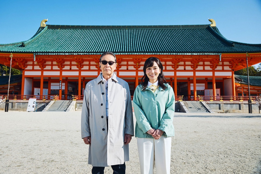 6月20日放送の『ブラタモリ』は、京都・平安神宮へ。左からタモリ、佐藤茉那アナウンサー　(C)NHK