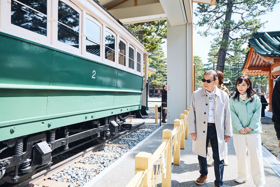 6月20日放送の『ブラタモリ』は、京都・平安神宮へ。左からタモリ、佐藤茉那アナウンサー　(C)NHK