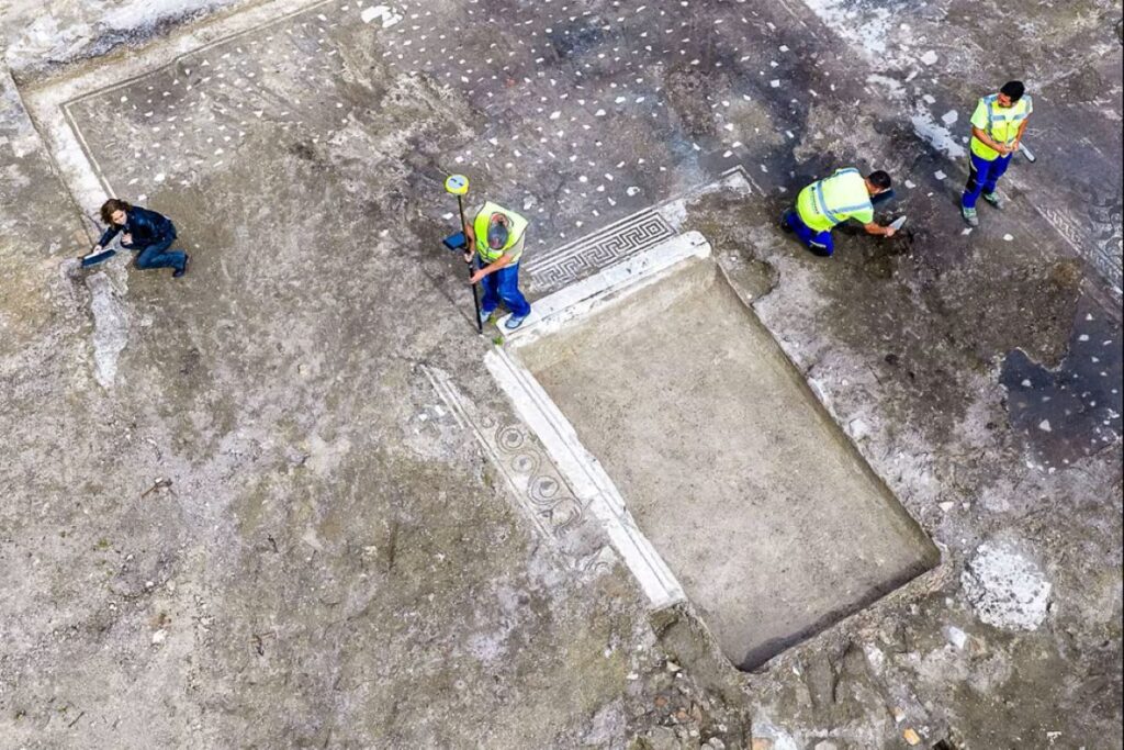 精巧なモザイクで飾られたローマ時代の別荘見つかる、盗掘疑う通報がきっかけ ローマ郊外(1/2) – CNN 精巧なモザイクで飾られたローマ時代の別荘見つかる、盗掘疑う通報がきっかけ ローマ郊外(1/2) - CNN