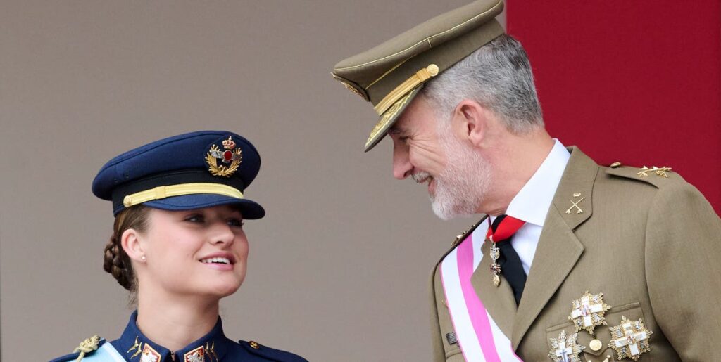 スペインのレオノール王女、凛々しい軍服姿で「軍隊の日」パレードに初登場　国旗落下などのトラブルも| カルチャー | ELLE ［エル デジタル］