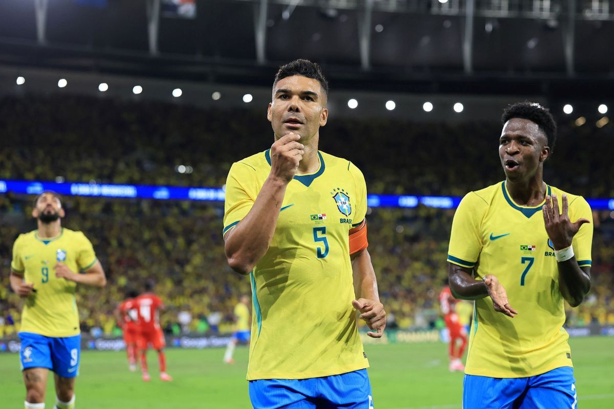 今大会でブラジル代表のキーマンになるとみられるカゼミーロ(中央)とビニシウス(右) /Buda Mendes/Getty Images via CNN Newsource
