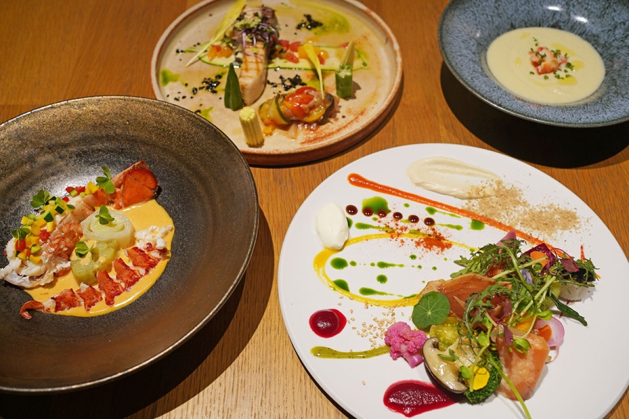 ランチで食べられるメニュー。写真左上から時計回りに、鰤のグリエ 柑橘のヴィネグレット、とうもろこしの冷製スープ ズワイガニ添え、サステナブル・シーフードと野菜のヴァリエ、MSCシーフードプレート～オマール海老のヴァプールと彩り野菜（※こちらは「サステナブル・シーフードコース」5800円のみ）