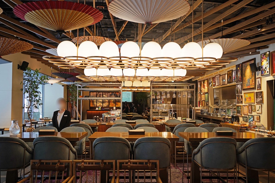 「クロスホテル京都」（京都市中京区）の1階レストラン＆バー「KIHARU Brasserie」内観