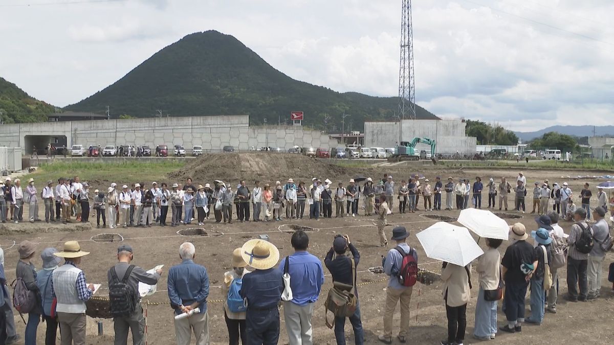 【近畿最大級】滋賀・野洲市で弥生時代の大型建物跡出土 祭祀に使われた建物か 現地説明会賑わう