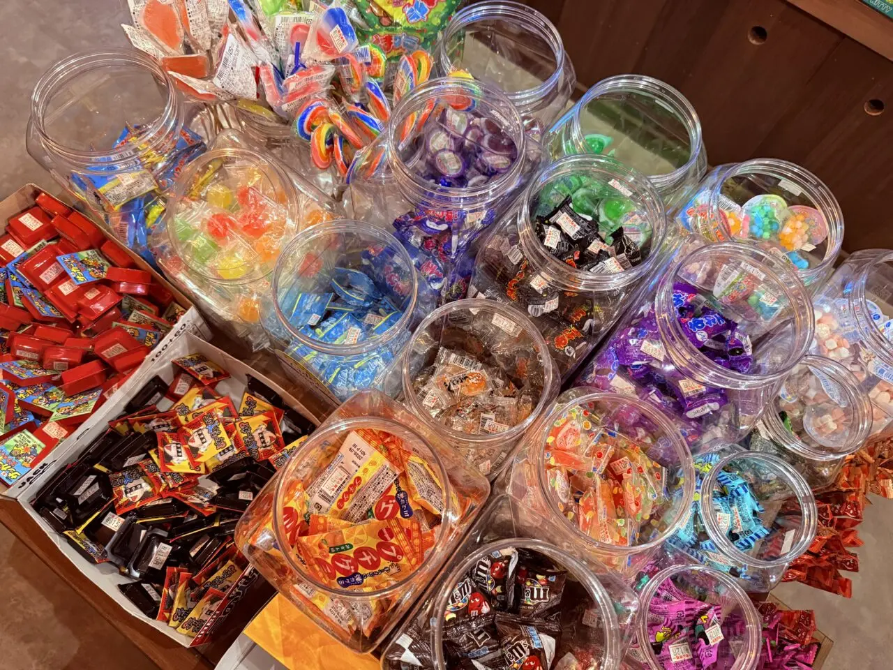 2026年3月末ごろにオープンした「まちの駄菓子屋」の店内の様子