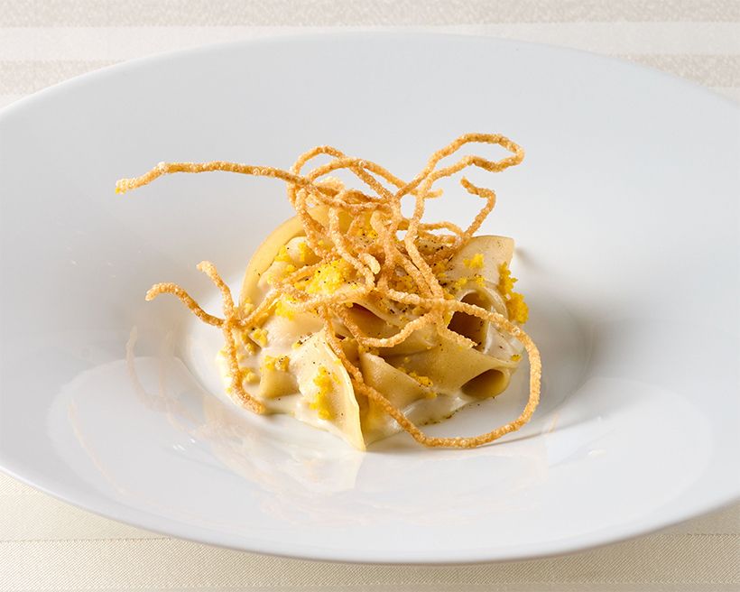 「パスタフレスカ“タリアテッレ” クアットロフォルマッジ 生粒こしょうのアクセント」。パスタに使う小麦粉はイタリア産と愛知県産をブレンド。戸田氏は2025年「マンチーニ」社のパスタコンテストで最優秀賞を受賞。
