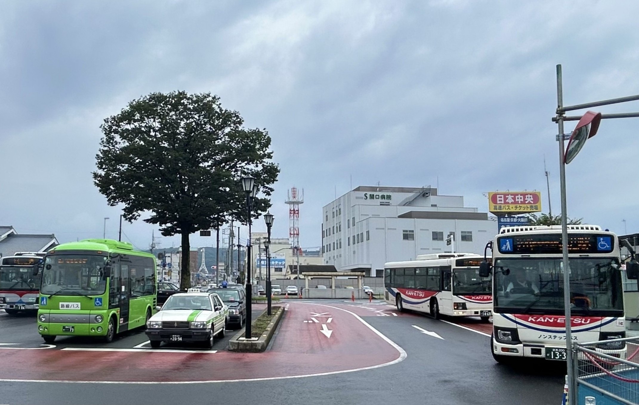 ＪＲ渋川駅前には、一般路線バス、観光バス、コミュニティバス、タクシーが集結する。連携して移動・観光の足を支える（昨年8月、群馬県渋川市）