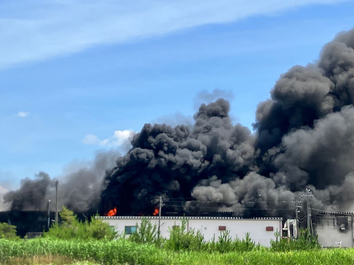 【速報】「工場から煙がでている」加茂市の工場で火災 消防車両26台で消火活動中(午後1時50分現在)《新潟》
