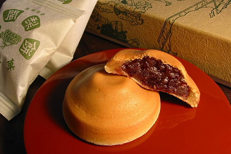 「大丸神戸店」にてオープンする「京菓子司 満月」の「阿闍梨餅」（1個141円）