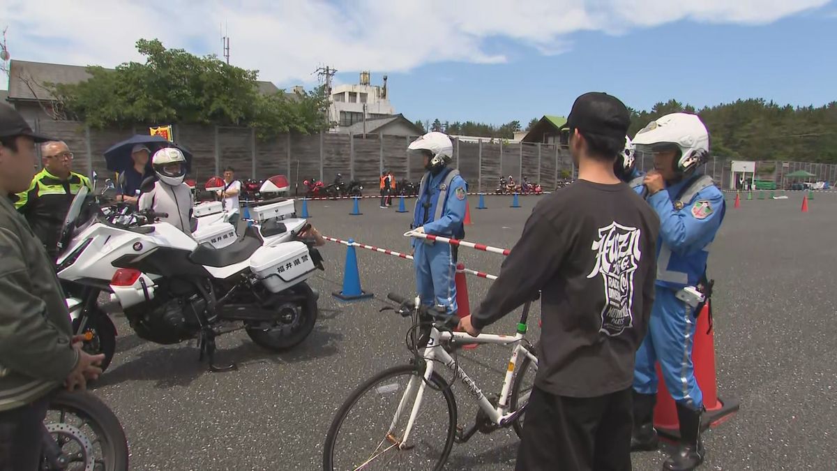 自転車追い抜きの際は“1メートル以上”間隔を バイクの安全講習で白バイ隊員が指導 道交法改正でルール厳格化 福井市・タカスサーキット HONDAの新型バイク試乗会も