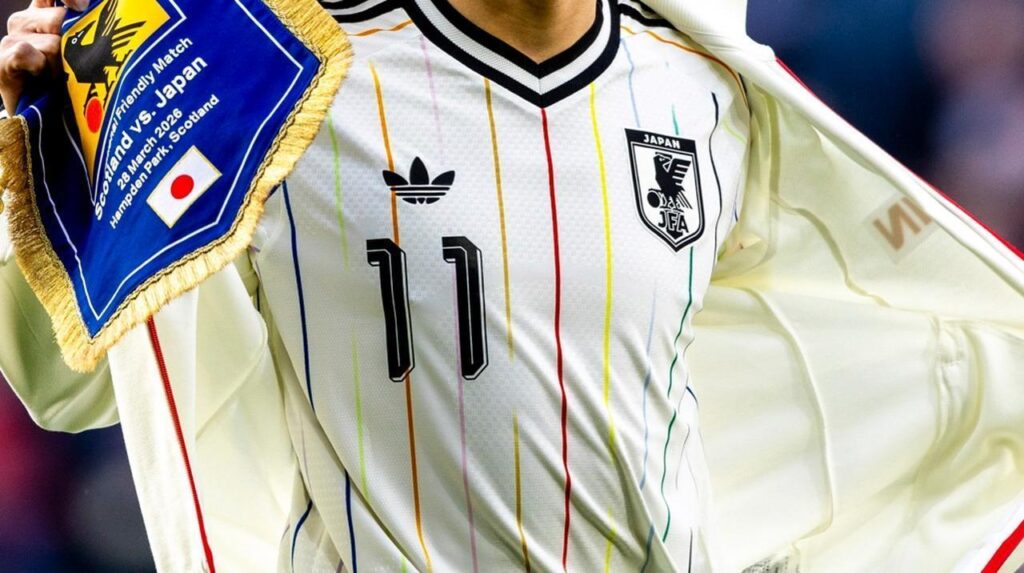 「日本のシャツ着てるの嬉しすぎる」「なんで着てるの？」元ドイツ代表FW、W杯で“日本代表グッズ”を着用して話題に！ - Qoly-Sports＆the Style