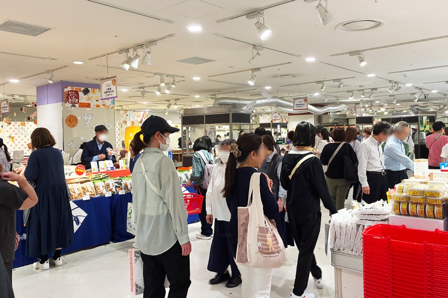 「阪急うめだ本店」の催事『あられ、せんべい、いとをかき。』初日の様子