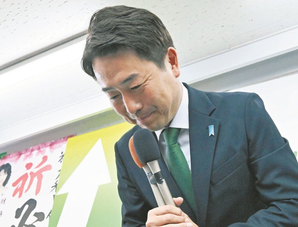 自民がまたも地方選挙で敗北…「高市旋風は関係なかった」杉並区長選挙ダブルスコアにショック – 東京新聞デジタル 杉並区長選で落選し、支援者らに頭を下げる大和田伸氏=東京都杉並区で(横田航洋撮影)