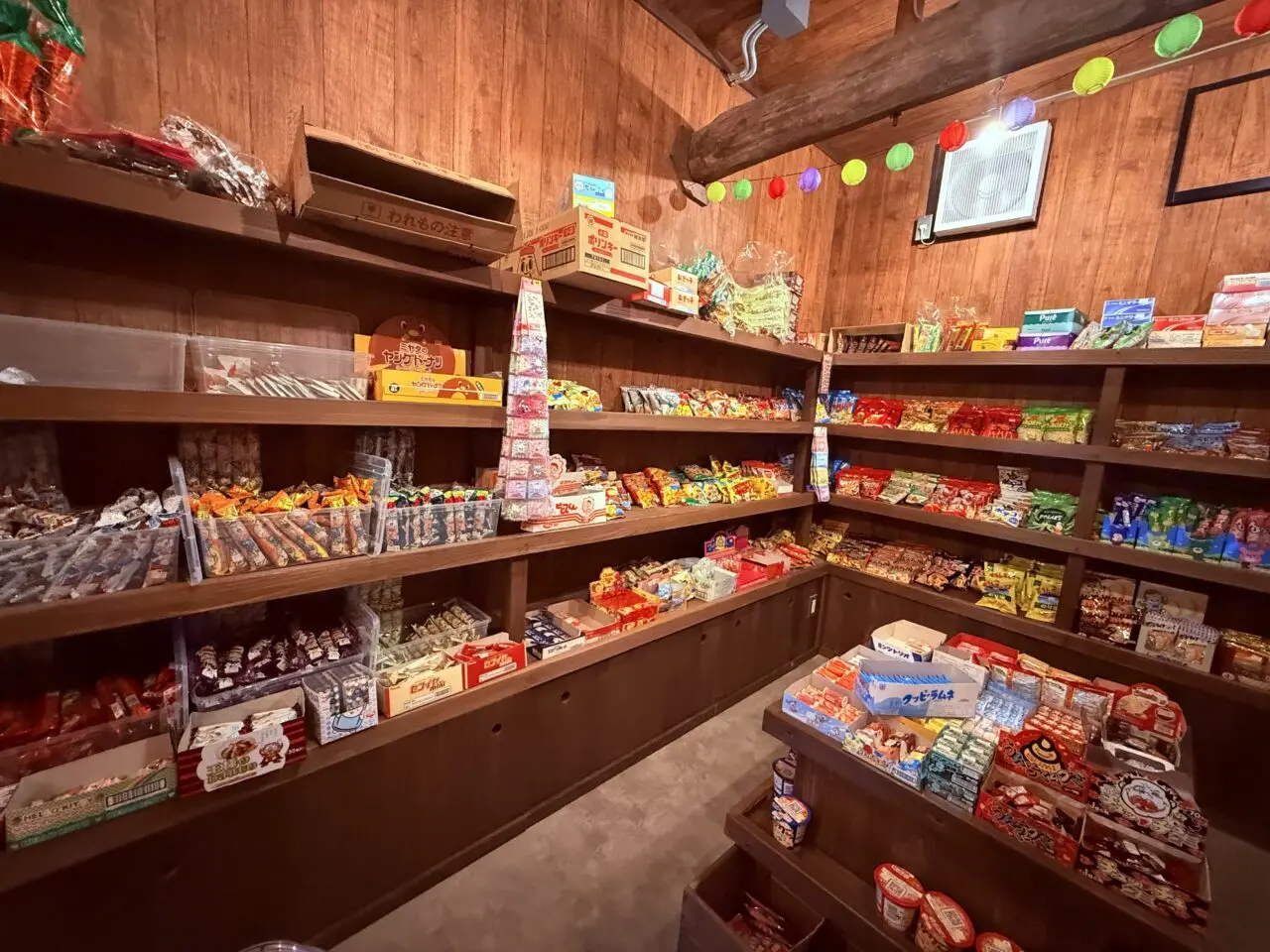 2026年3月末ごろにオープンした「まちの駄菓子屋」の店内の様子
