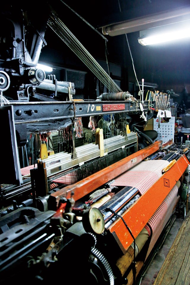 industrial weaving machine in a workshop　館林木綿の織機